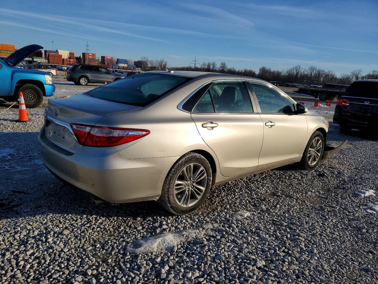 2016 TOYOTA CAMRY LE photo 3