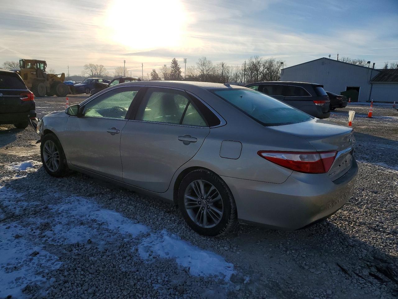 2016 TOYOTA CAMRY LE photo 2