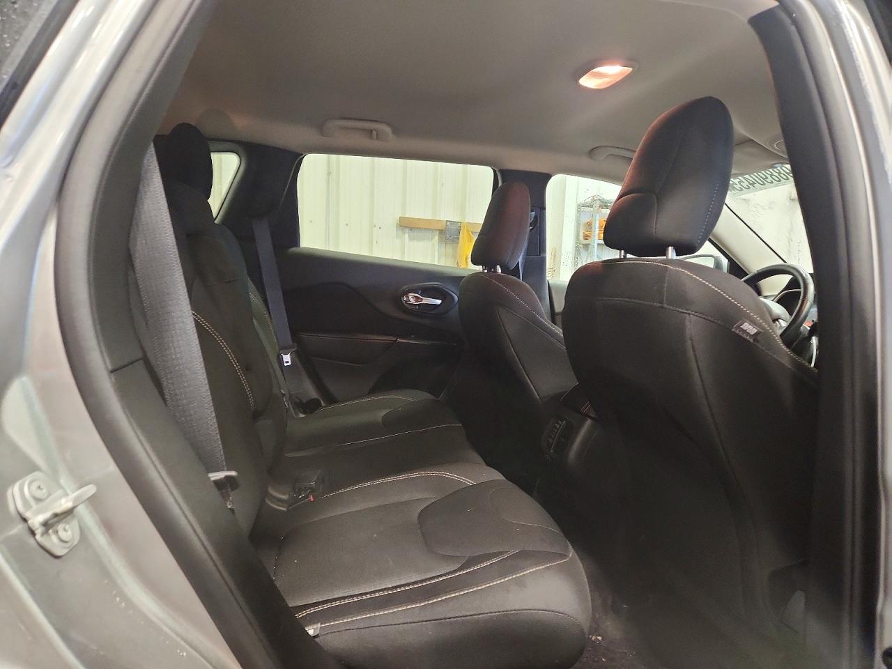 2016 JEEP CHEROKEE LATITUDE photo 11