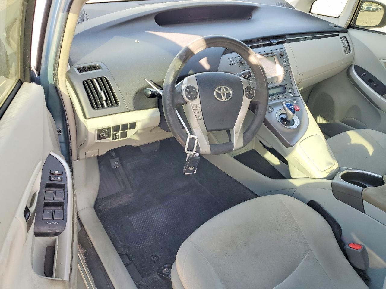 2015 TOYOTA PRIUS photo 8