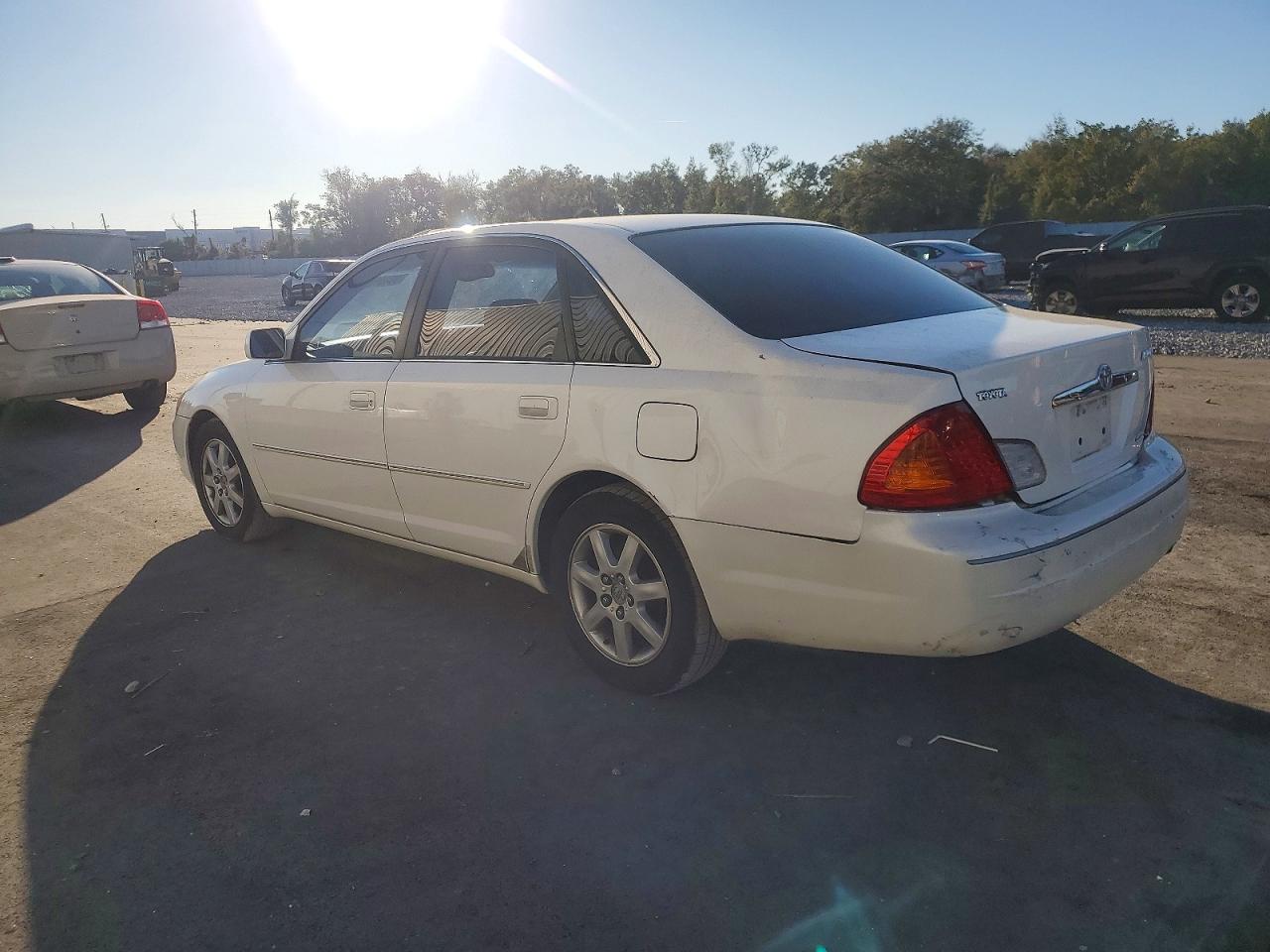 2000 TOYOTA AVALON XL photo 2
