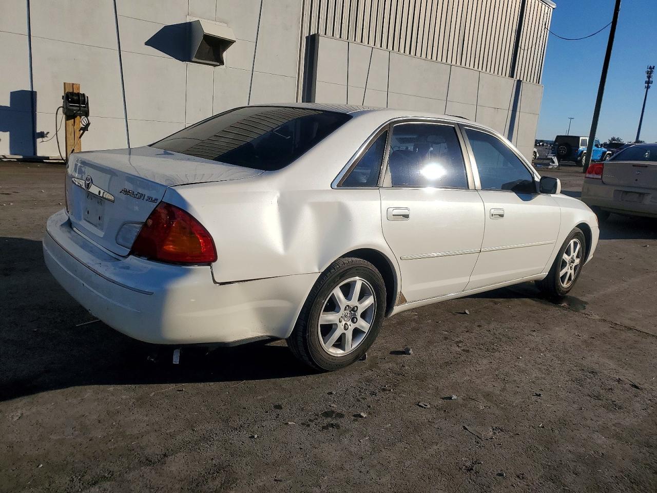 2000 TOYOTA AVALON XL photo 3