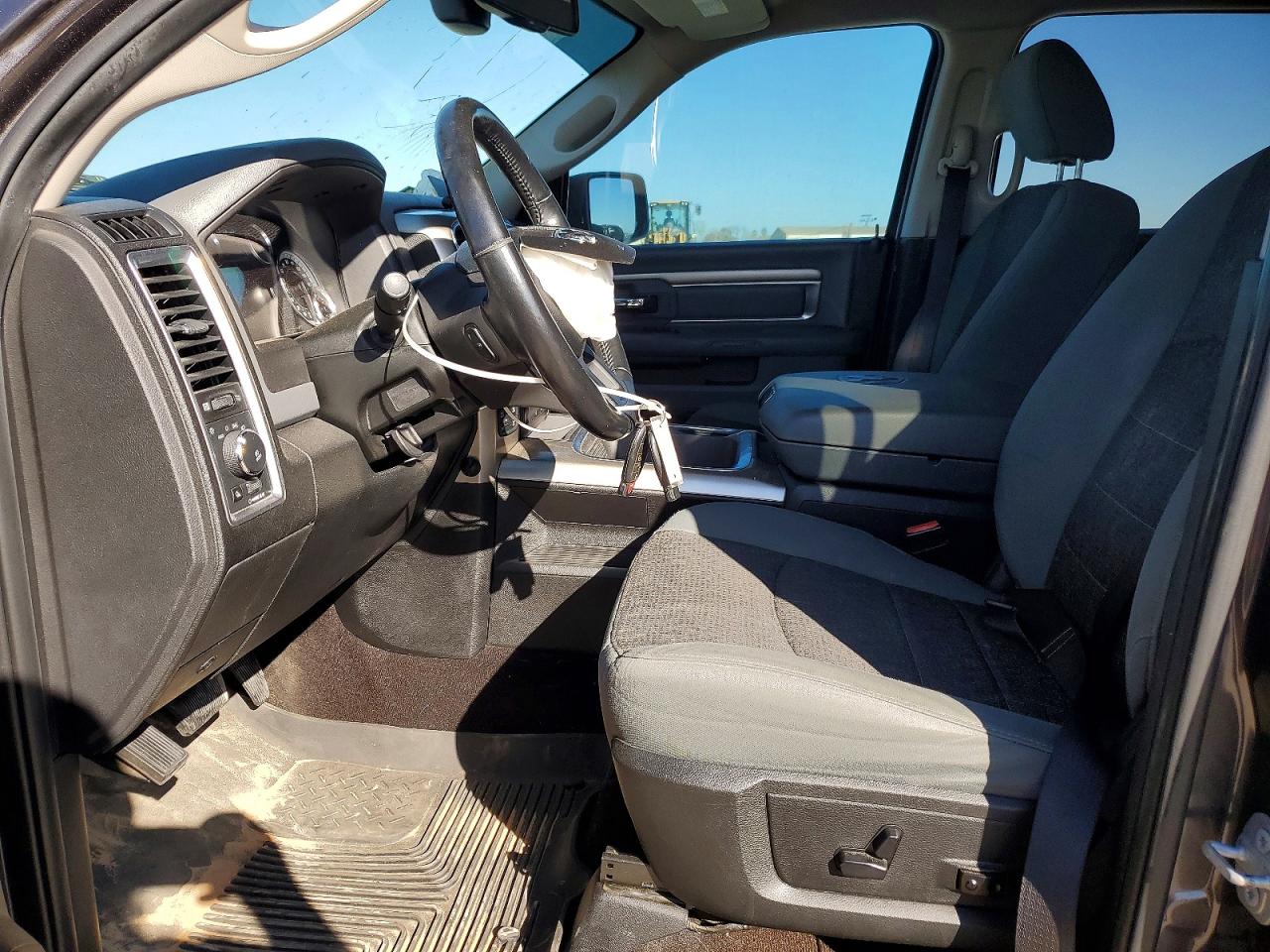 2017 RAM 1500 SLT photo 7