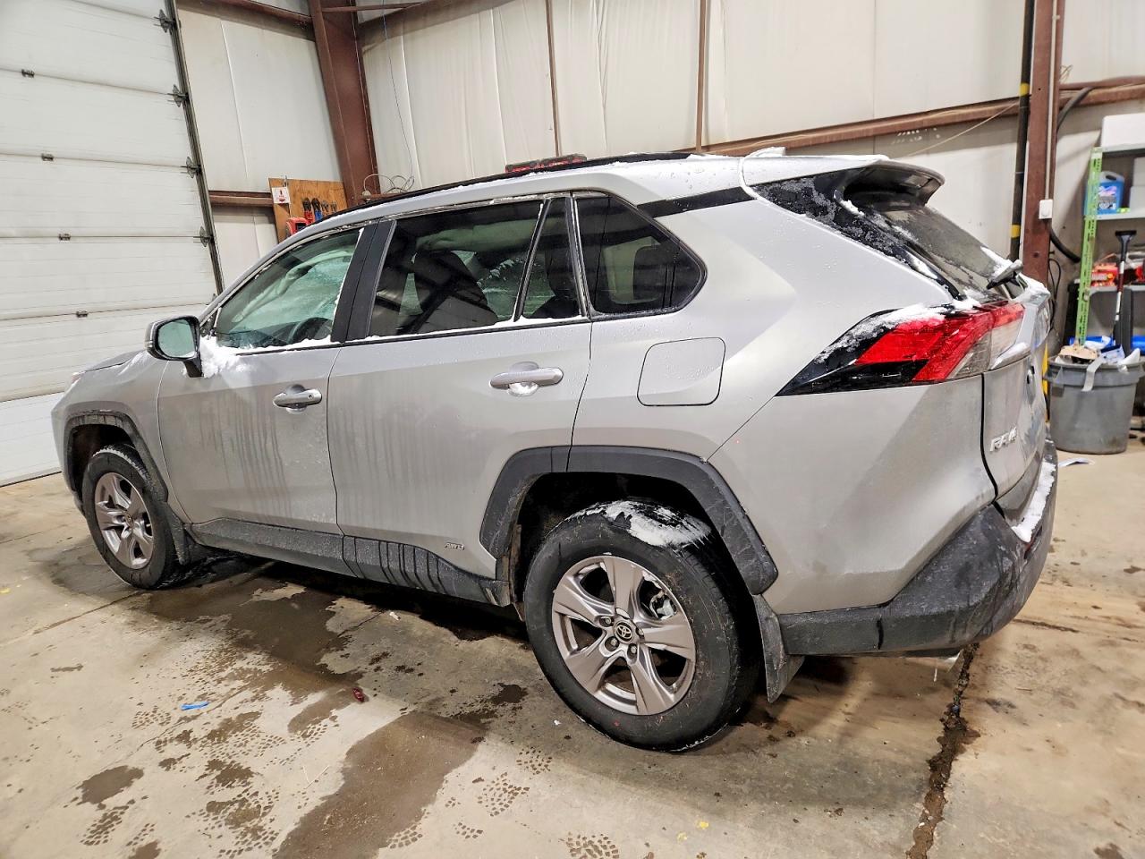 2025 TOYOTA RAV4 XLE photo 2