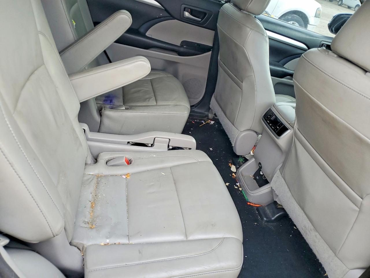 2016 TOYOTA HIGHLANDER XLE photo 10