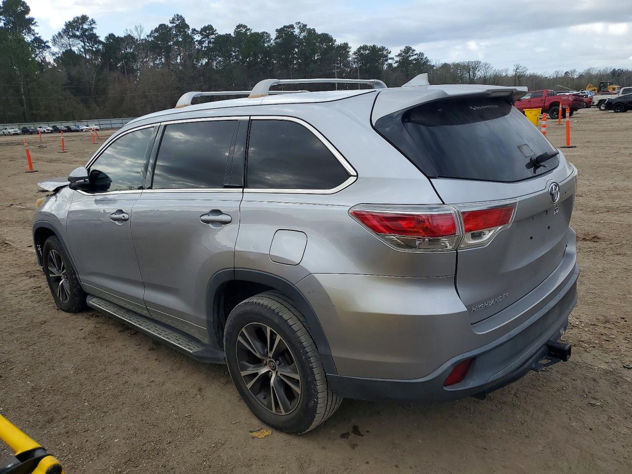 2016 TOYOTA HIGHLANDER XLE photo 2