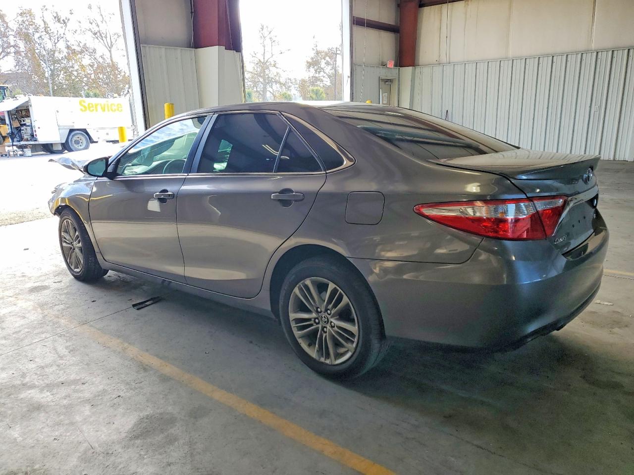 2016 TOYOTA CAMRY LE photo 2