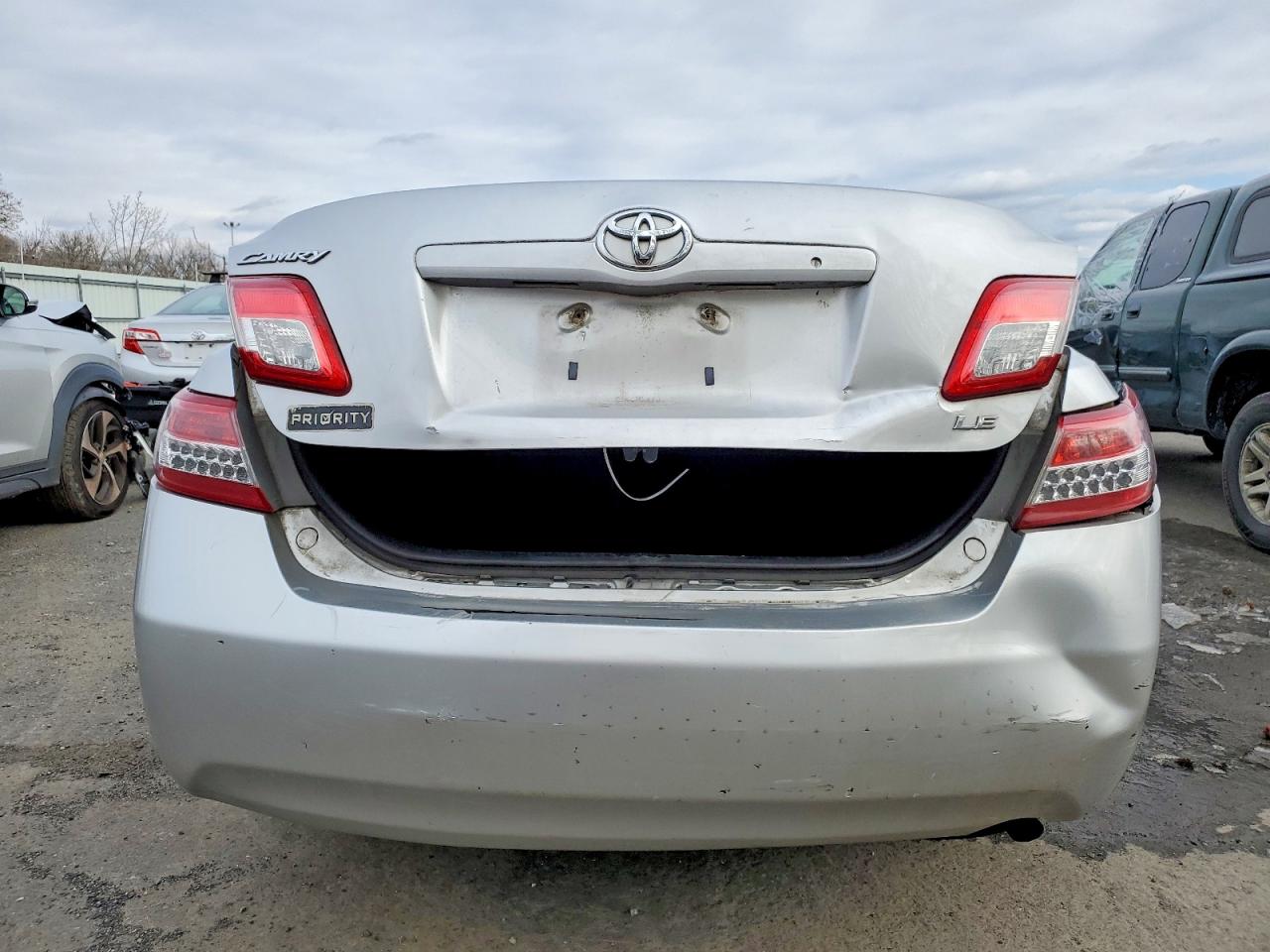 2011 TOYOTA CAMRY BASE photo 11