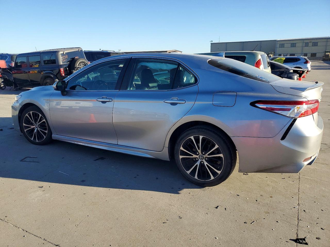 2020 TOYOTA CAMRY SE photo 2