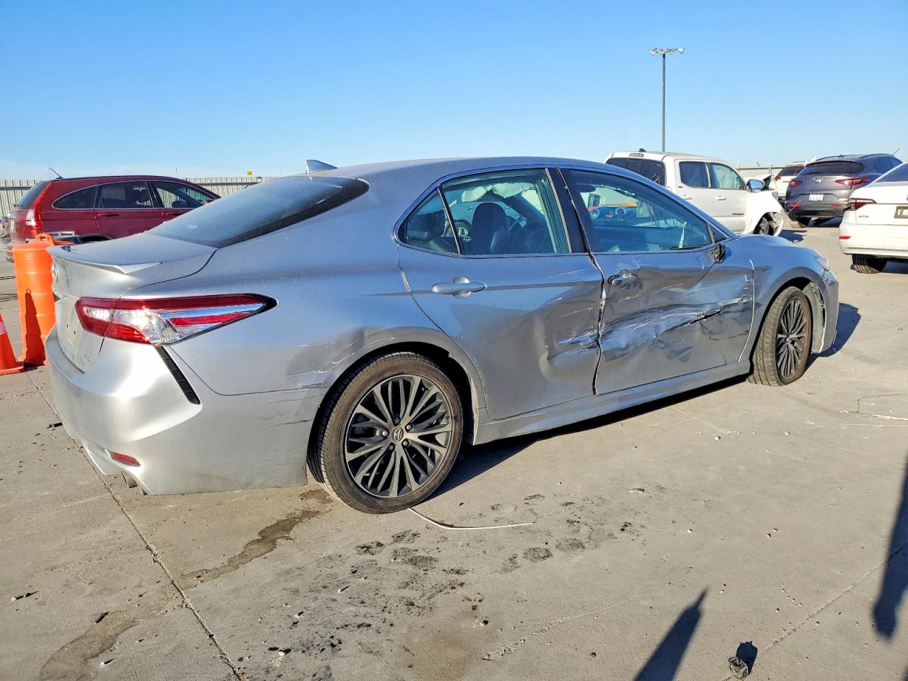 2020 TOYOTA CAMRY SE photo 3