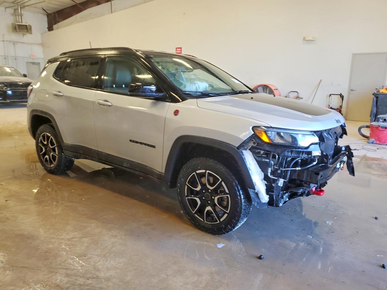 2025 JEEP COMPASS TRAILHAWK photo 4