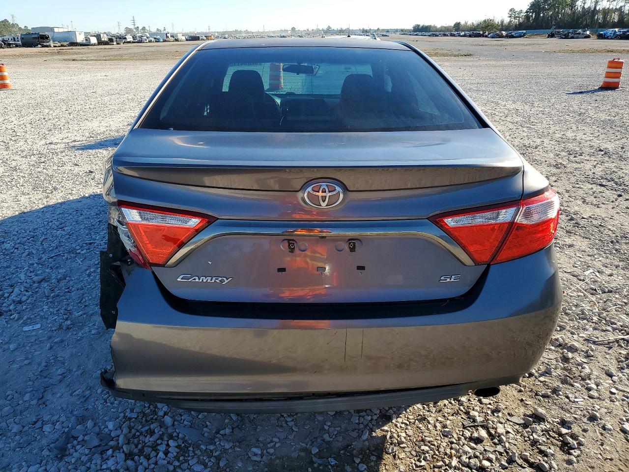 2015 TOYOTA CAMRY LE photo 11