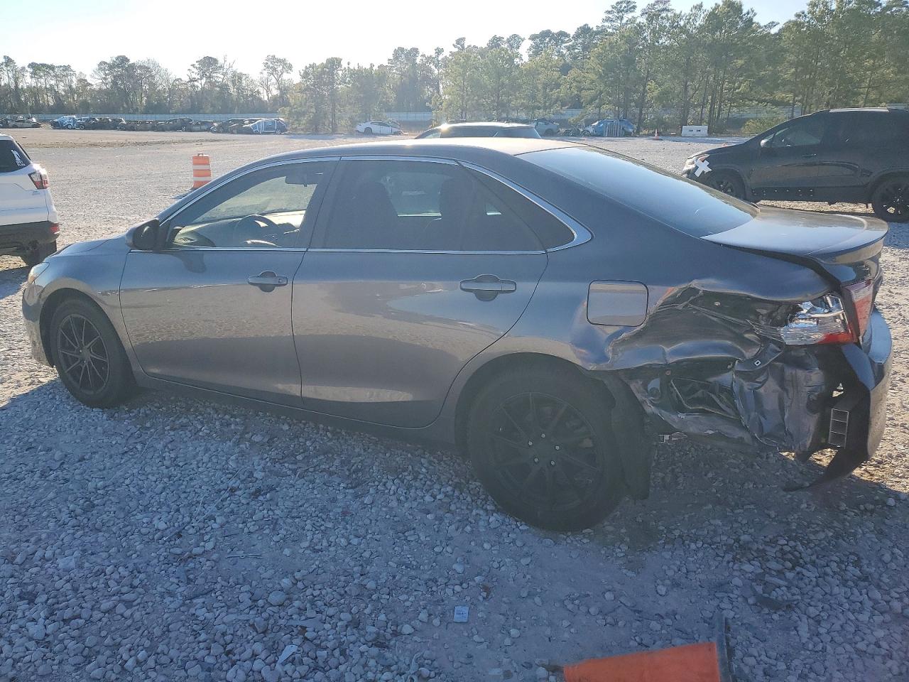 2015 TOYOTA CAMRY LE photo 3