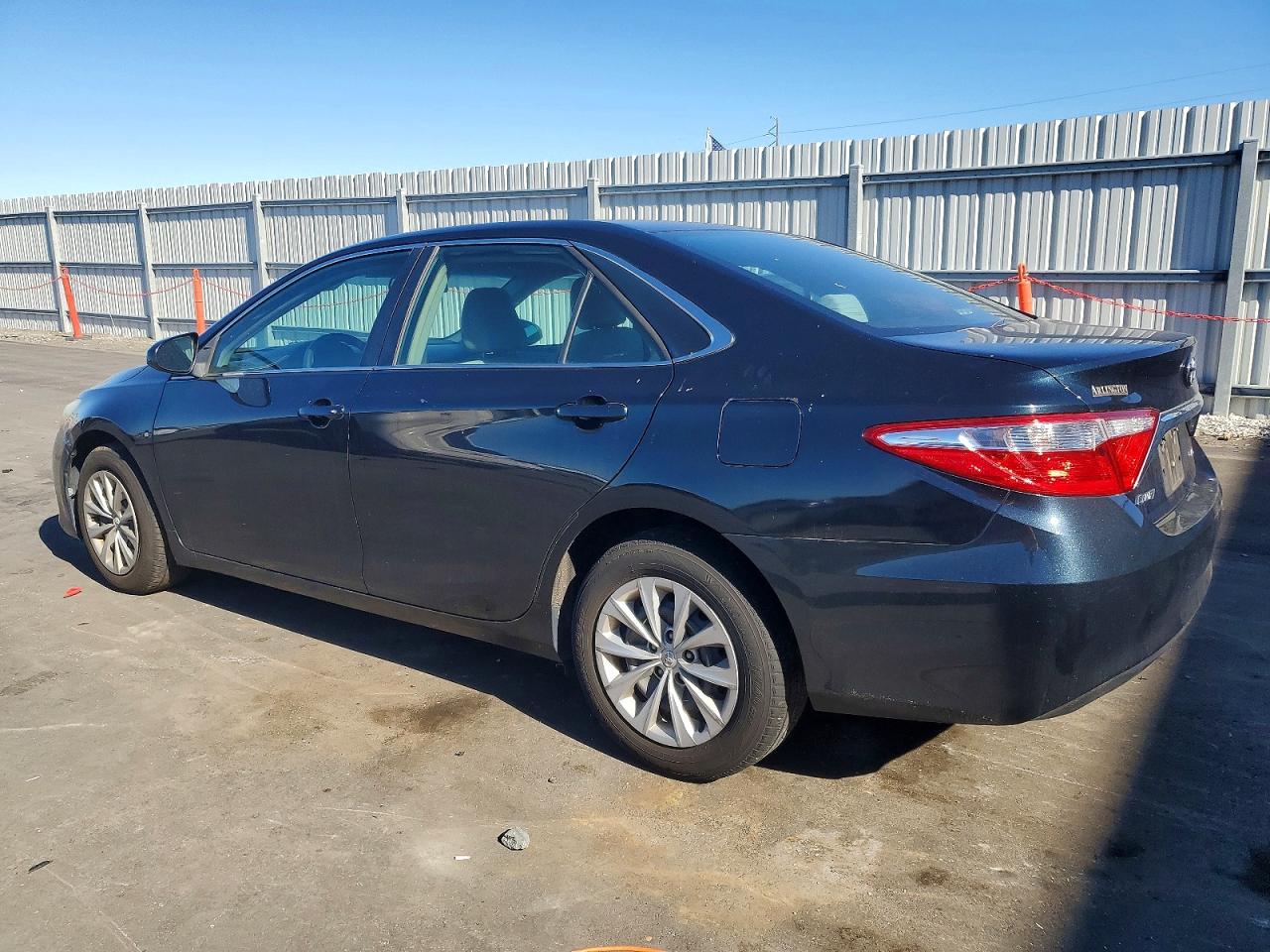 2016 TOYOTA CAMRY LE photo 4
