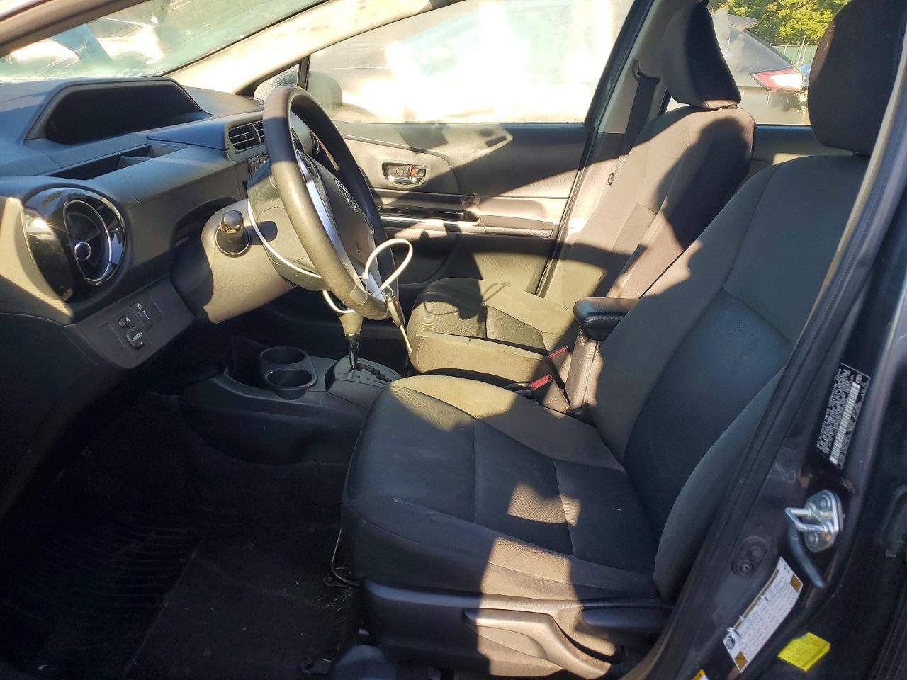 2015 TOYOTA PRIUS C photo 13