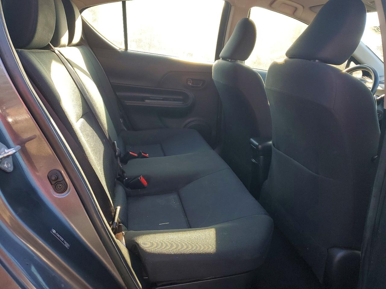 2015 TOYOTA PRIUS C photo 19