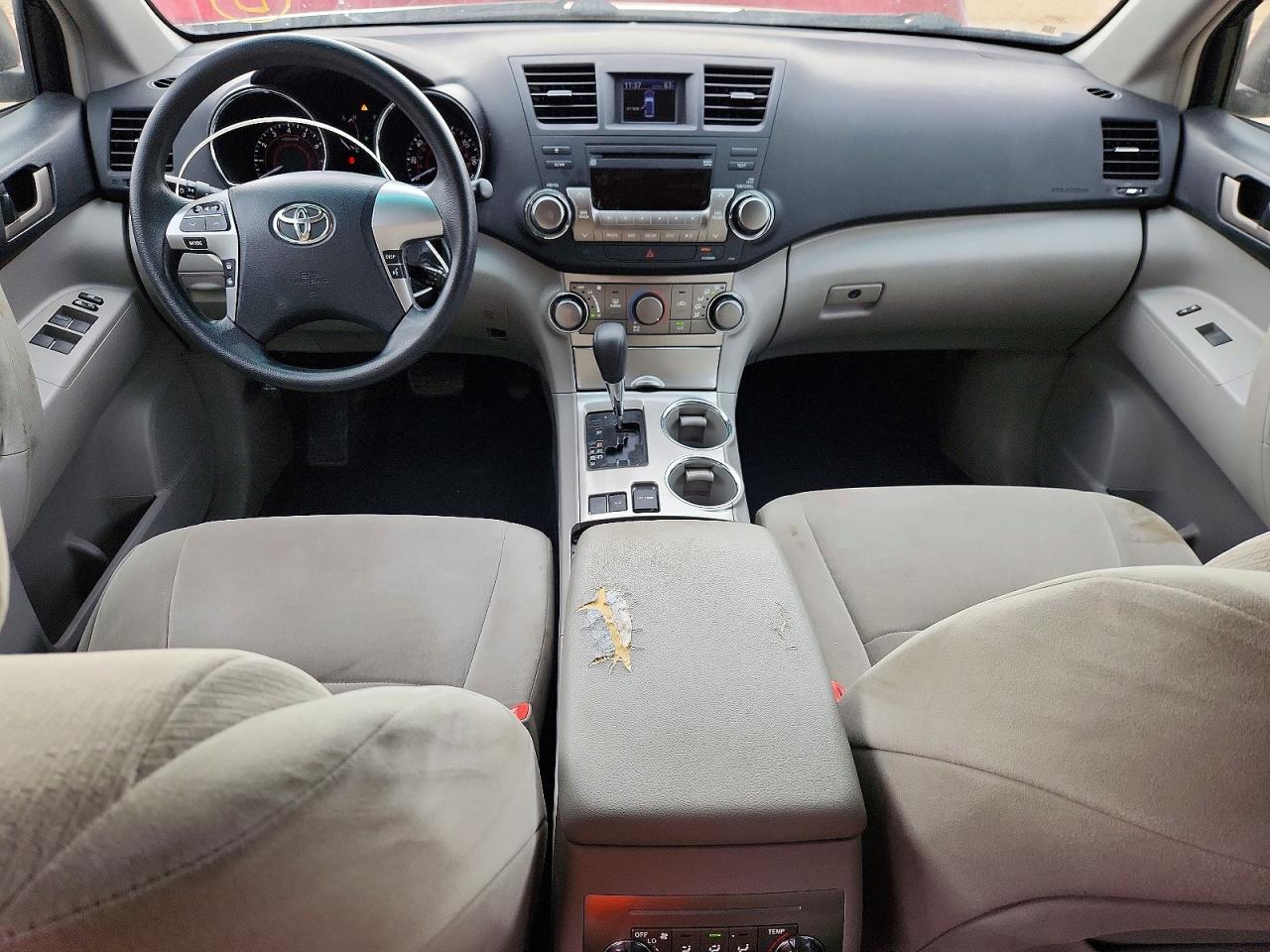 2011 TOYOTA HIGHLANDER BASE photo 8