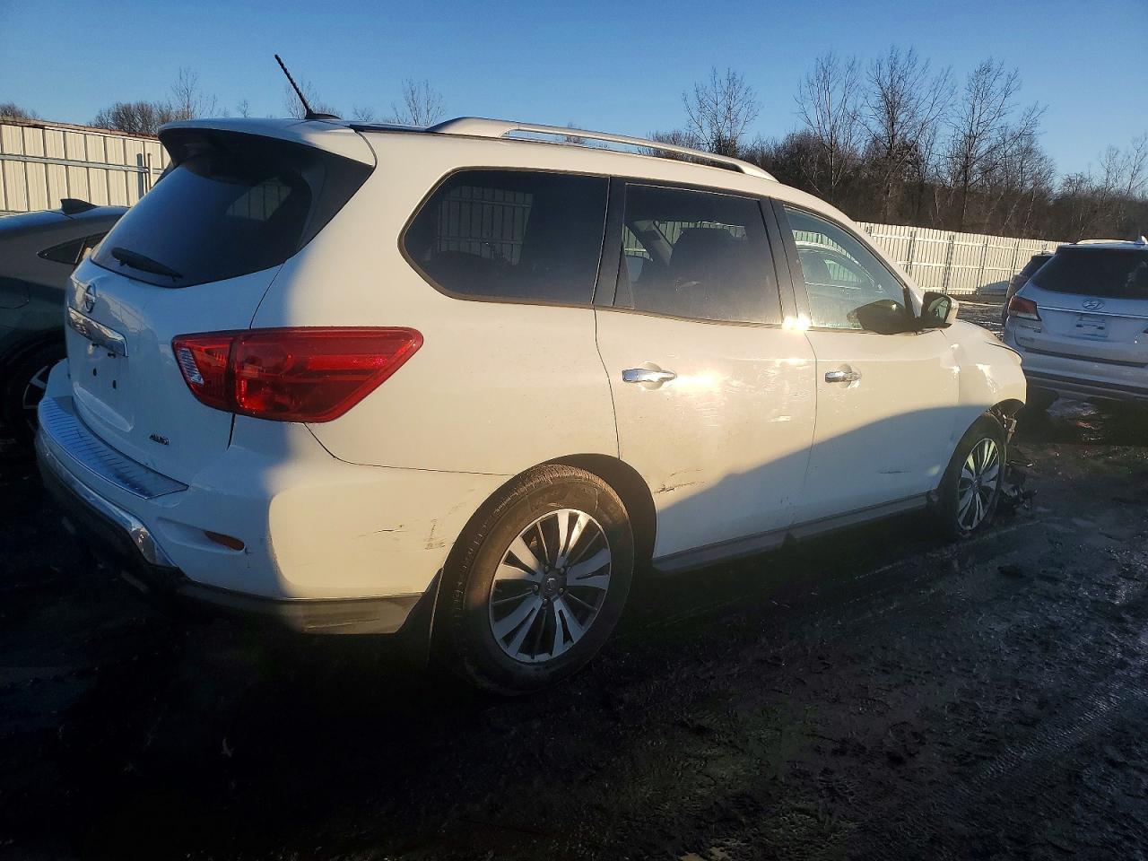 2017 NISSAN PATHFINDER S photo 5