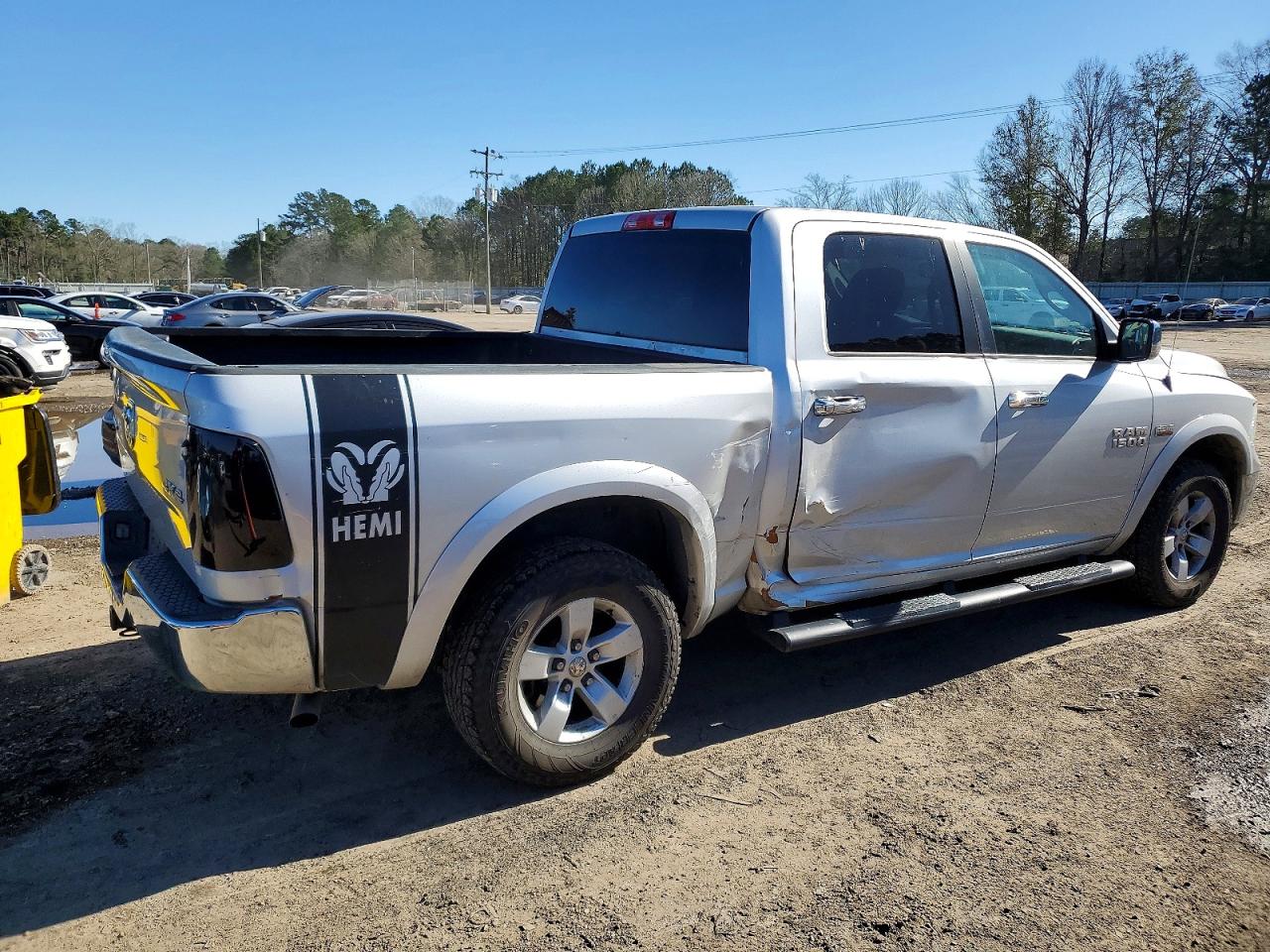 2016 RAM 1500 SLT photo 3
