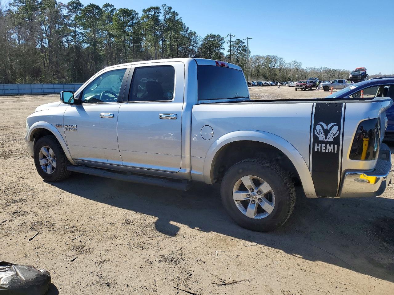 2016 RAM 1500 SLT photo 2