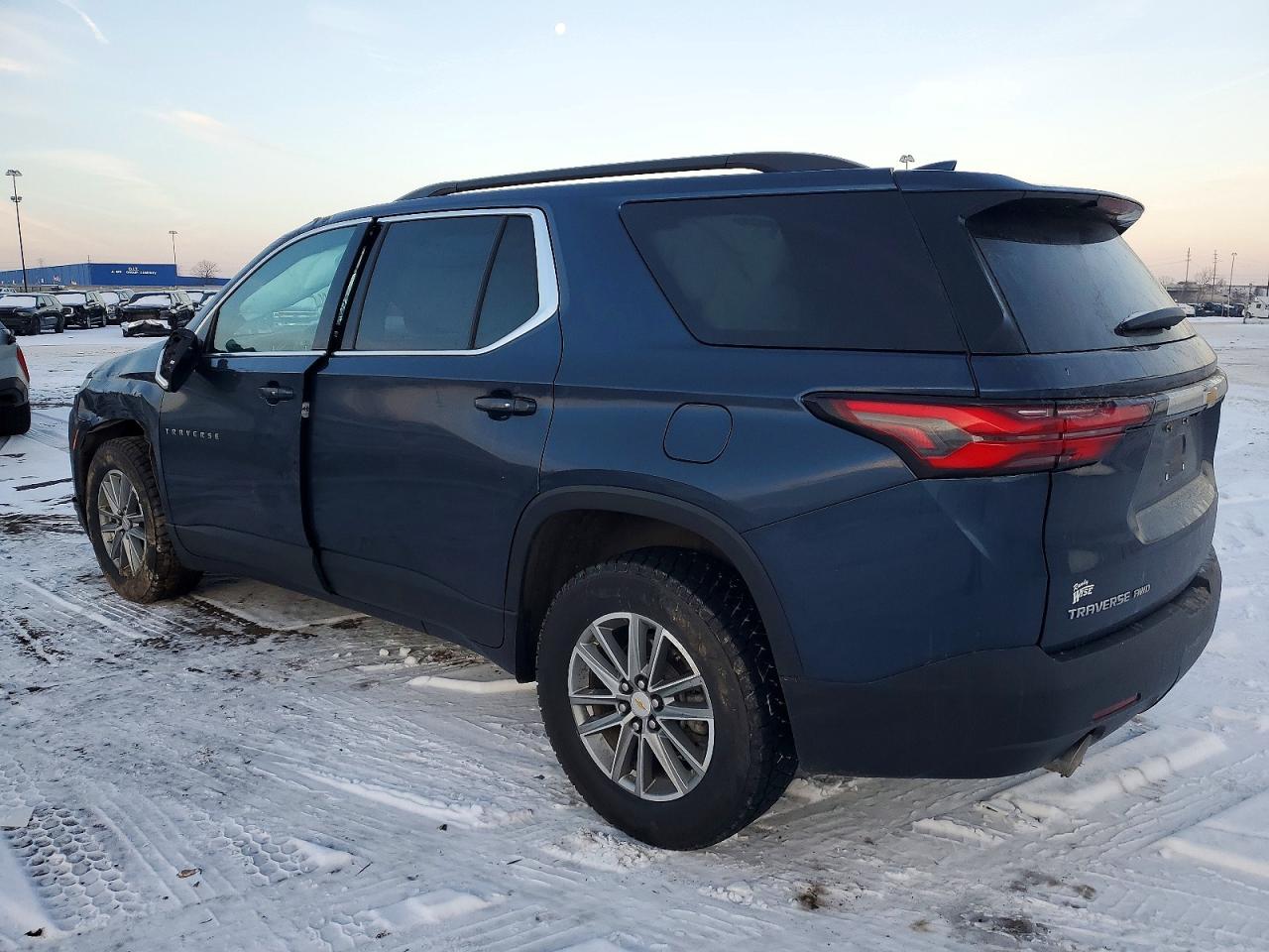 2023 CHEVROLET TRAVERSE LT photo 4