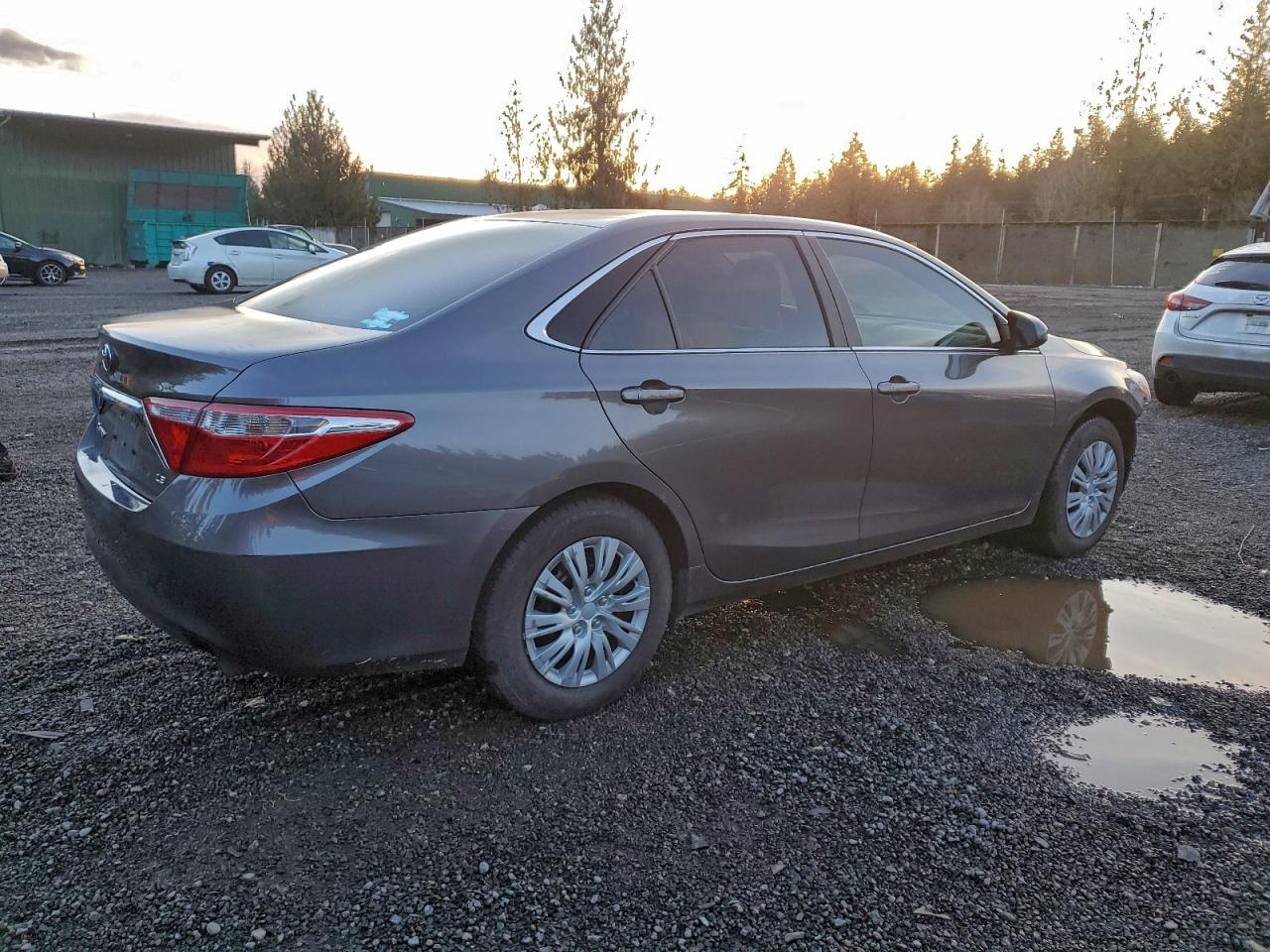 2017 TOYOTA CAMRY LE photo 3