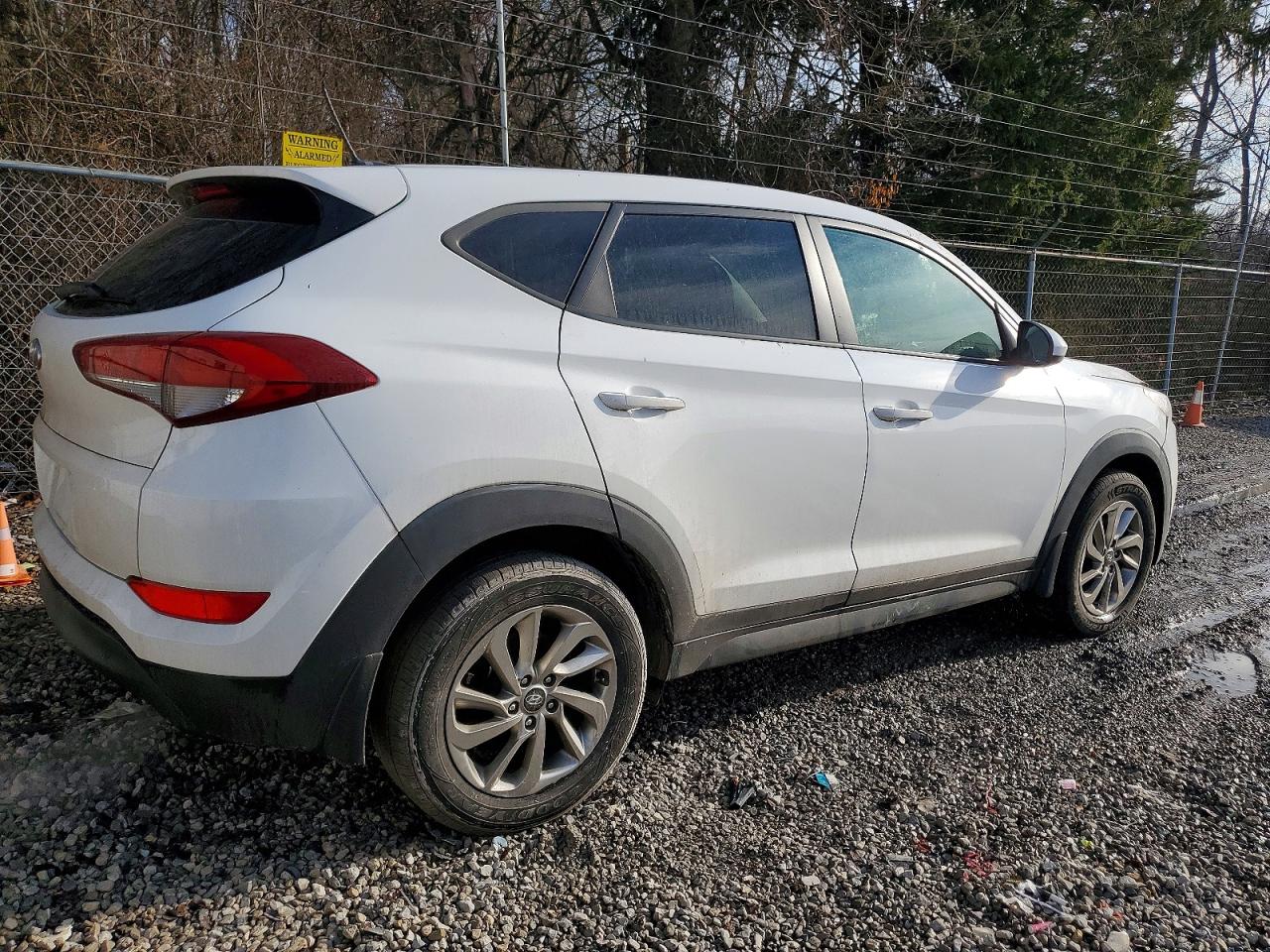 2017 HYUNDAI TUCSON SE photo 5