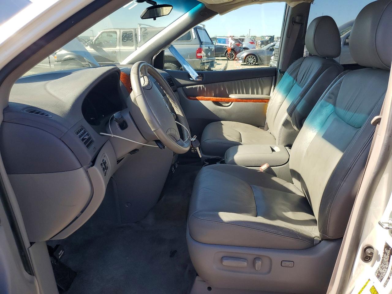 2009 TOYOTA SIENNA XLE photo 7