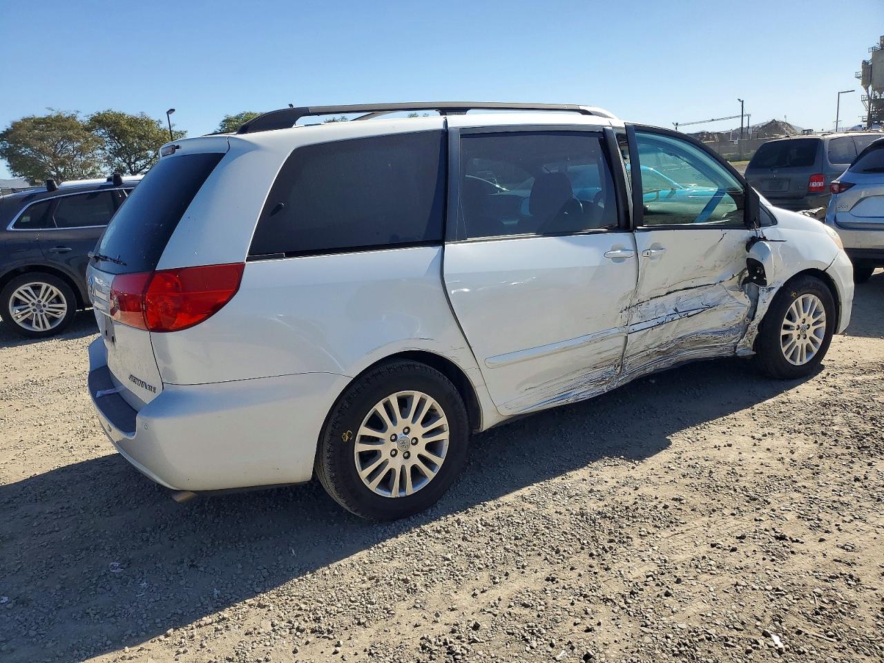 2009 TOYOTA SIENNA XLE photo 3