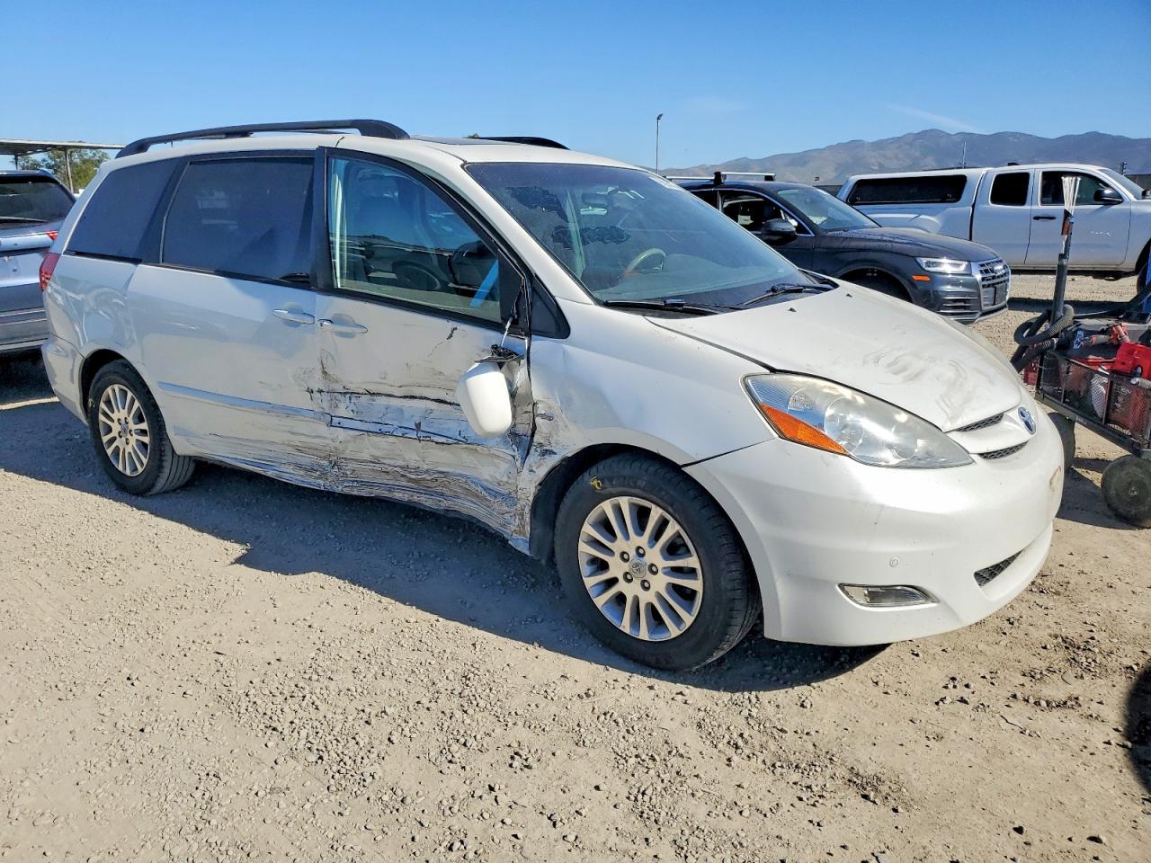 2009 TOYOTA SIENNA XLE photo 4