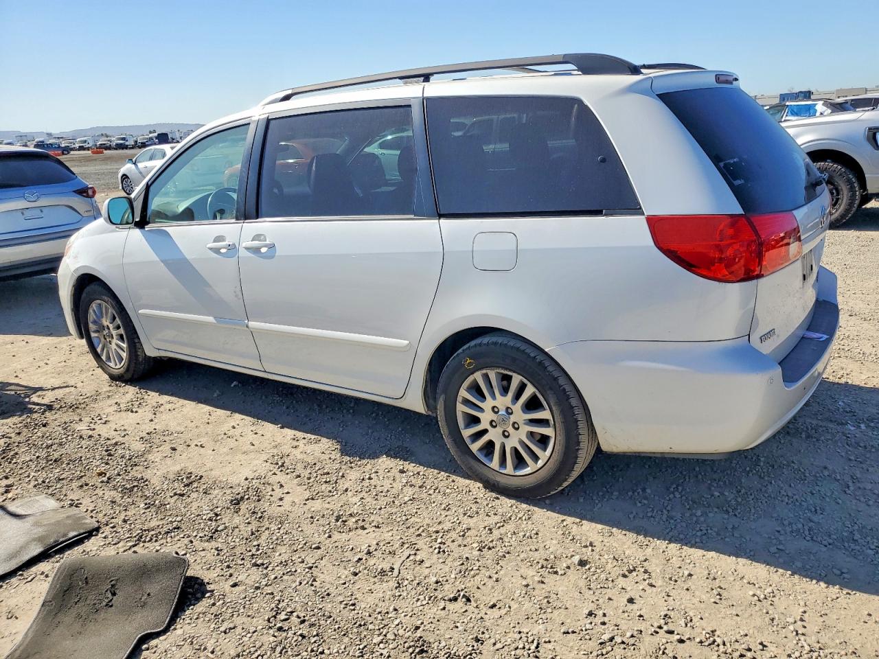 2009 TOYOTA SIENNA XLE photo 2