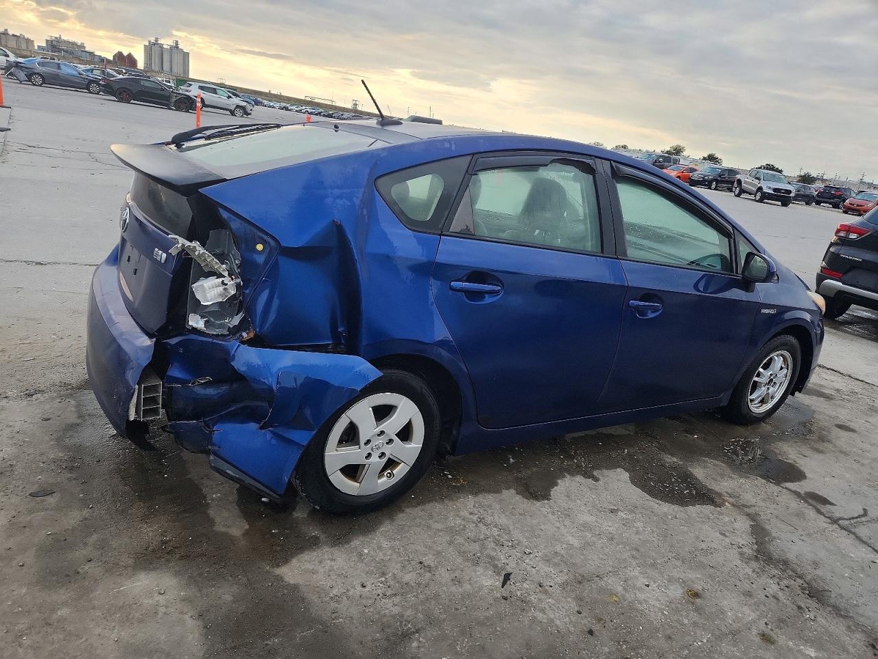 2011 TOYOTA PRIUS photo 3