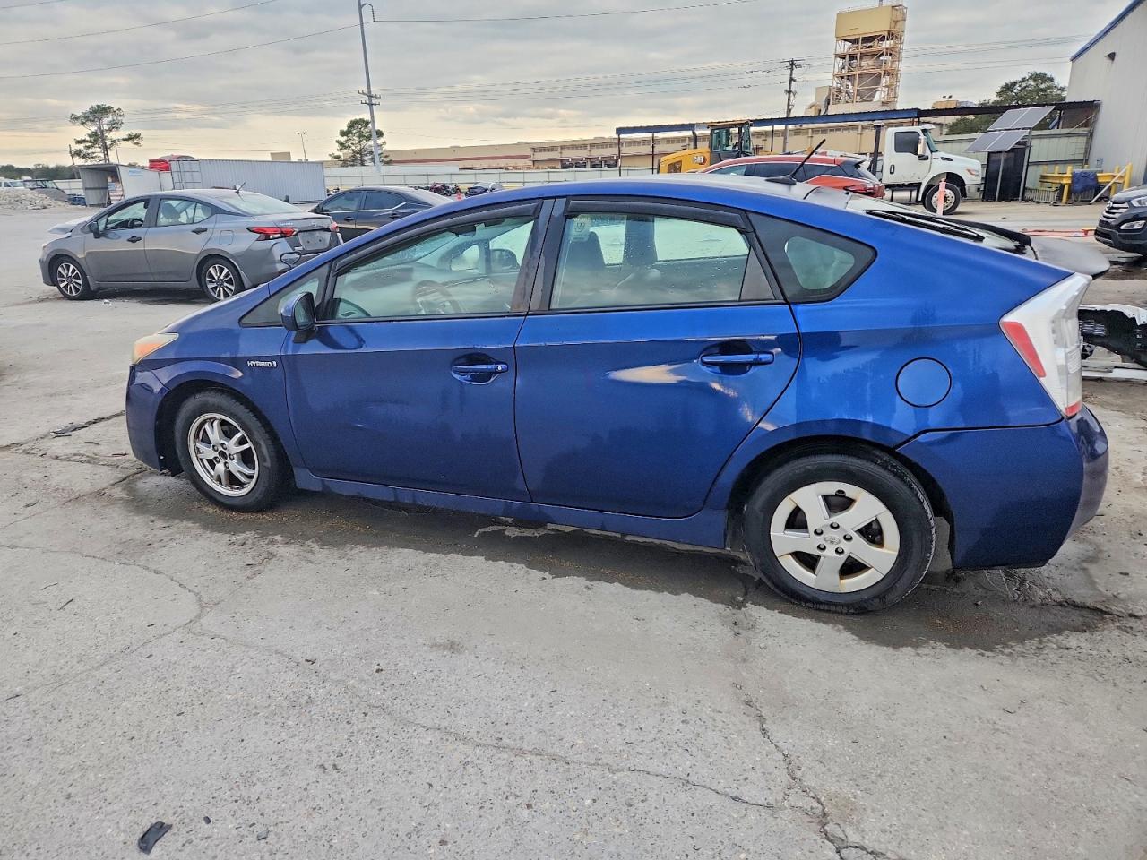 2011 TOYOTA PRIUS photo 2