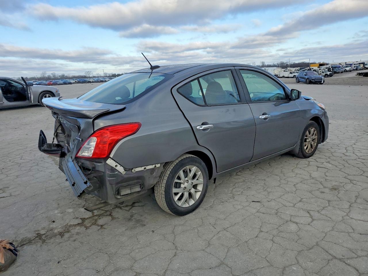 2019 NISSAN VERSA S photo 3