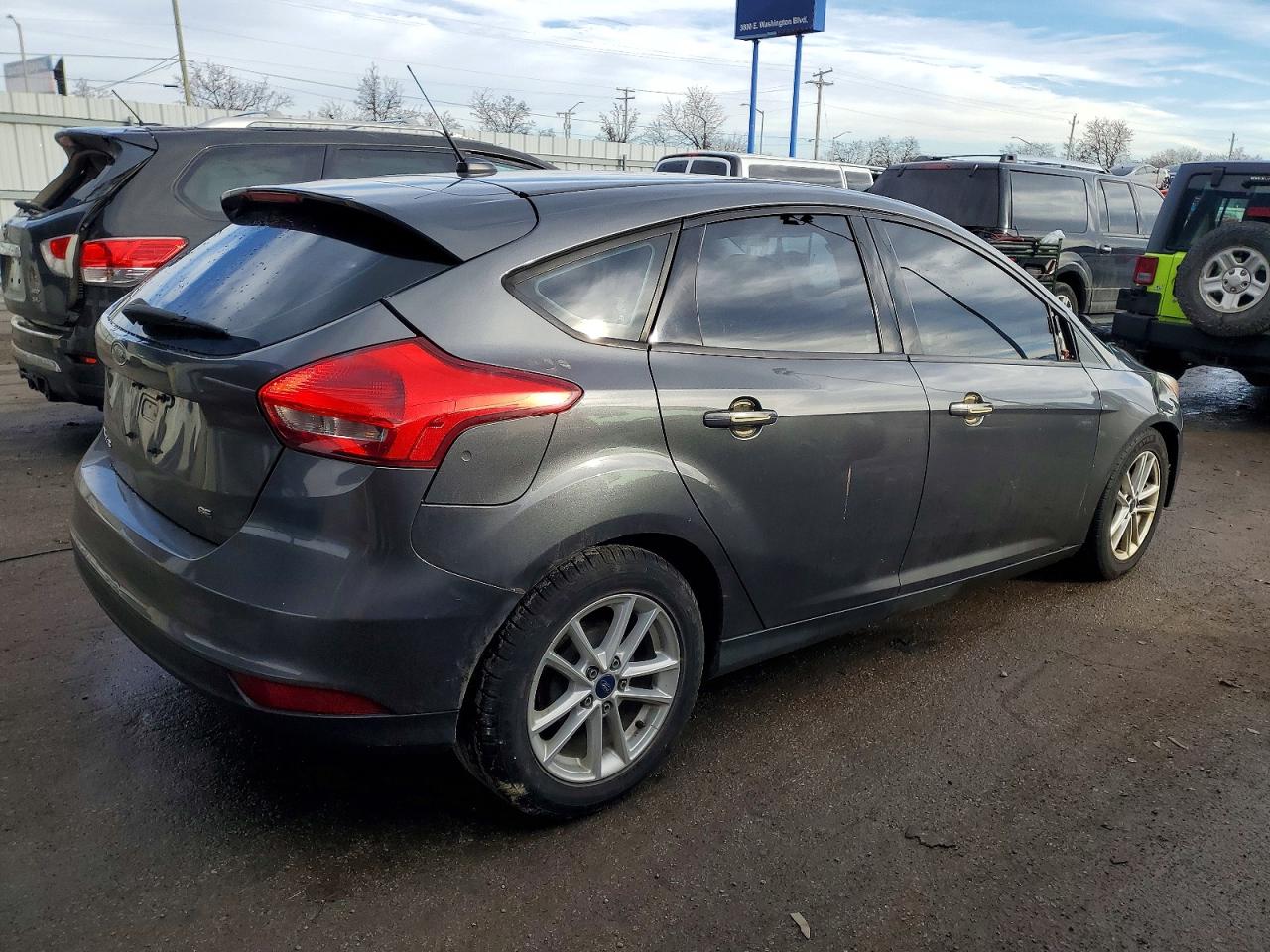 2017 FORD FOCUS SE photo 9