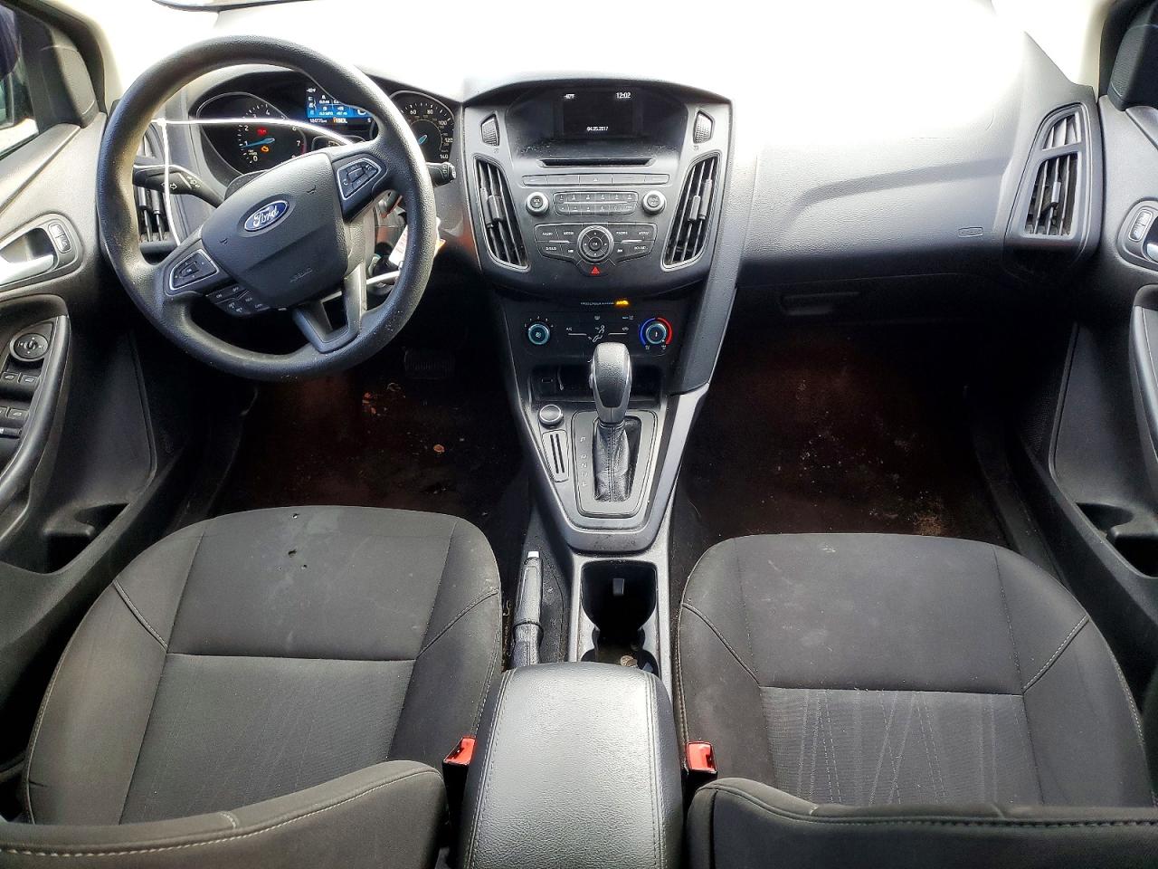 2017 FORD FOCUS SE photo 29