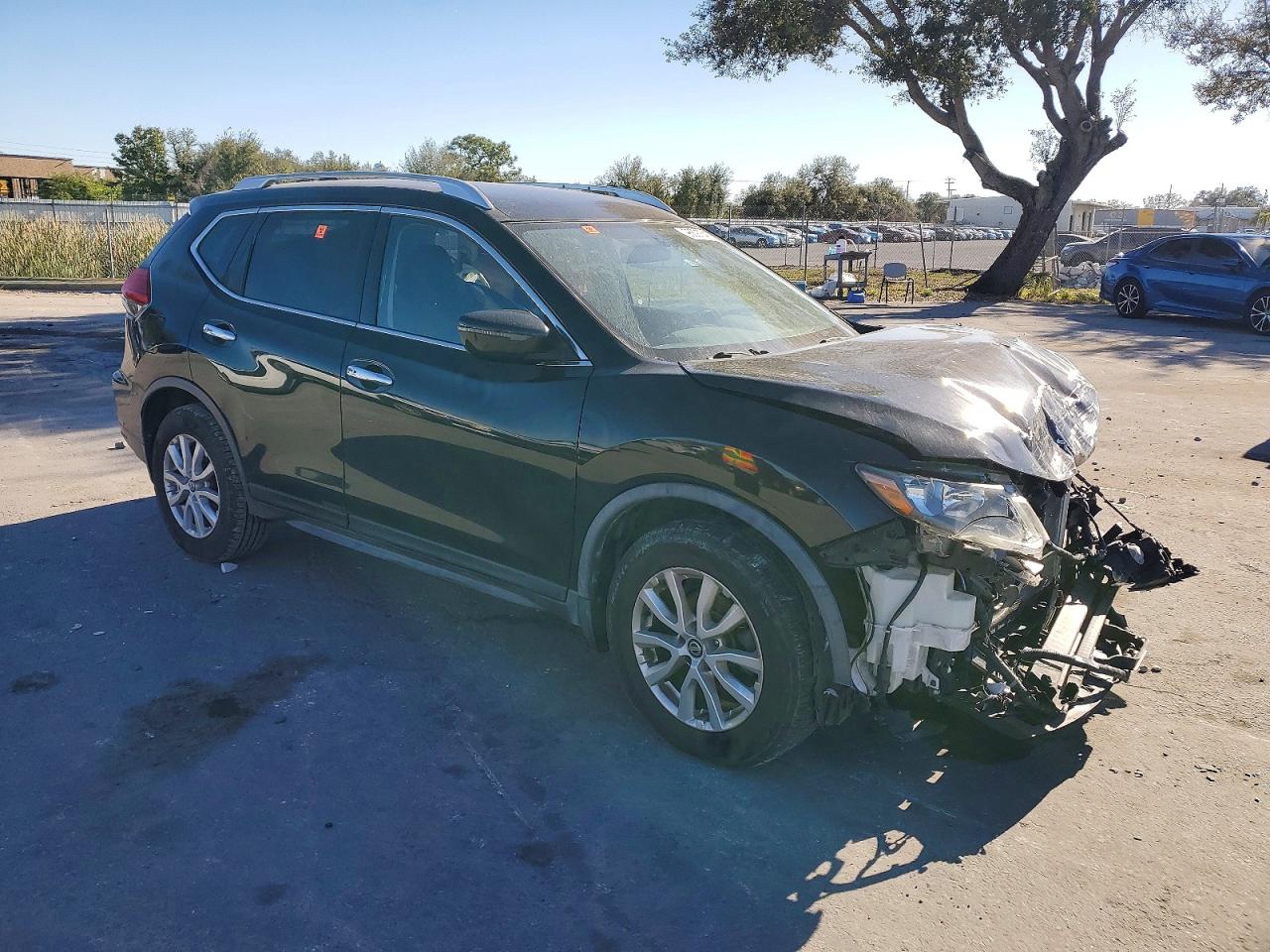 2017 NISSAN ROGUE photo 4