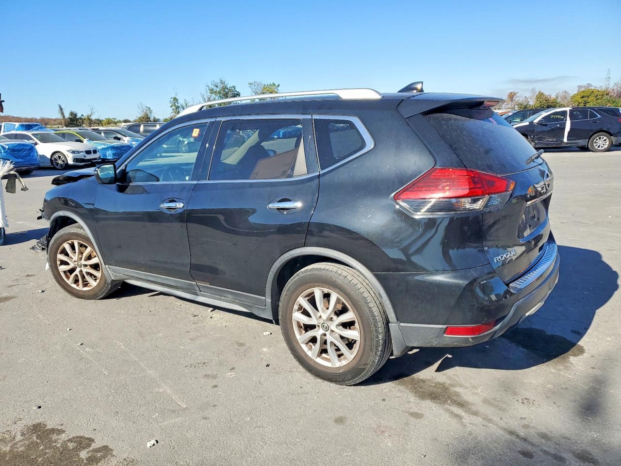 2017 NISSAN ROGUE photo 2