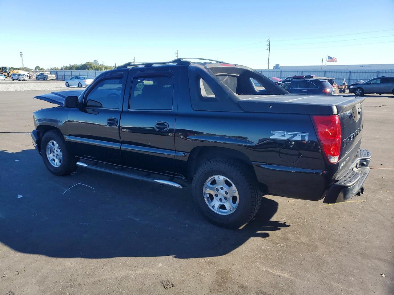 2004 CHEVROLET AVALANCHE K1500 photo 2
