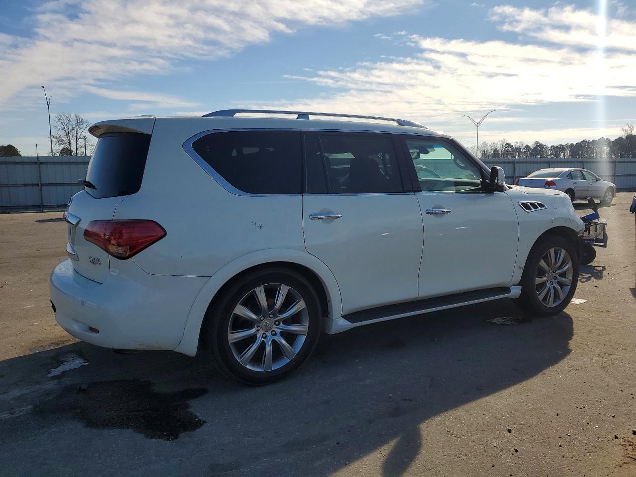 2011 INFINITI QX56 photo 3