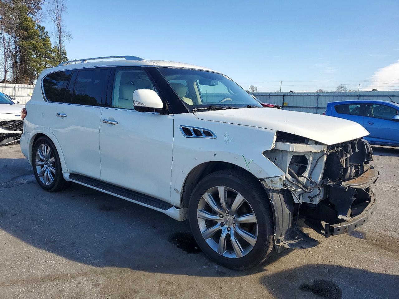 2011 INFINITI QX56 photo 4