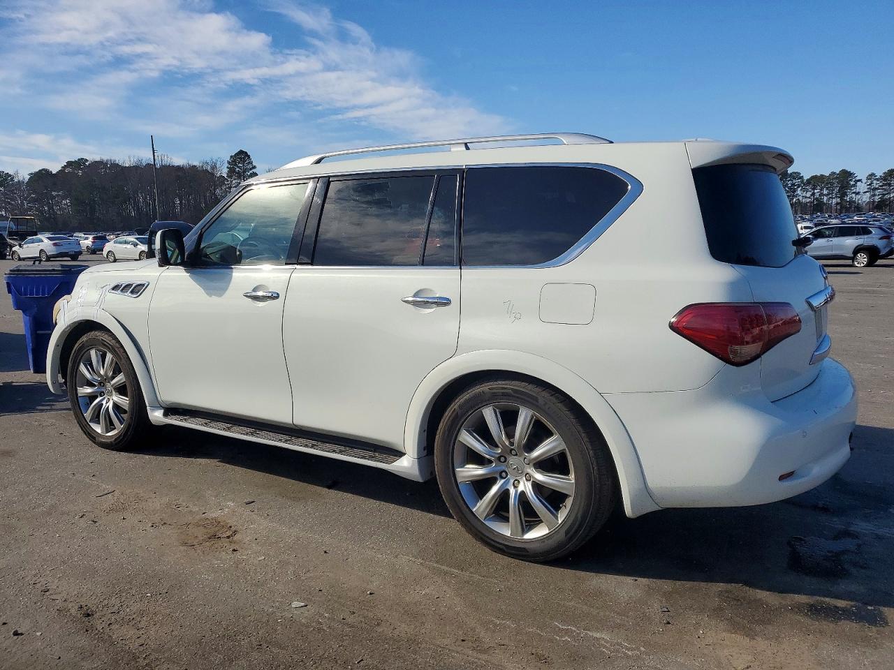 2011 INFINITI QX56 photo 2
