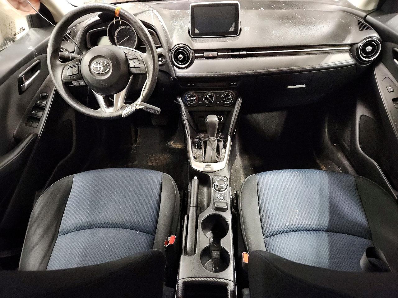 2016 TOYOTA YARIS photo 8