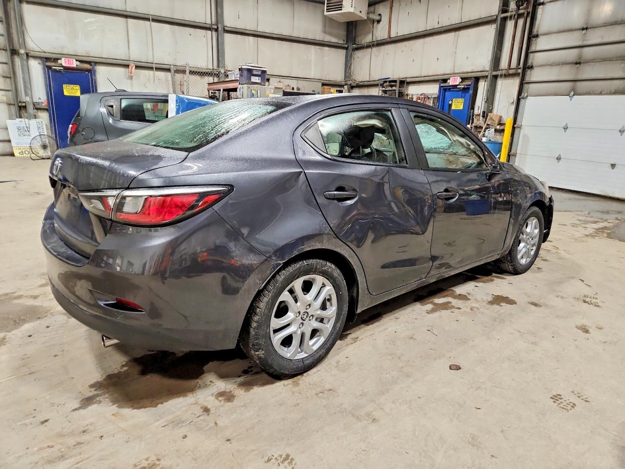 2016 TOYOTA YARIS photo 3