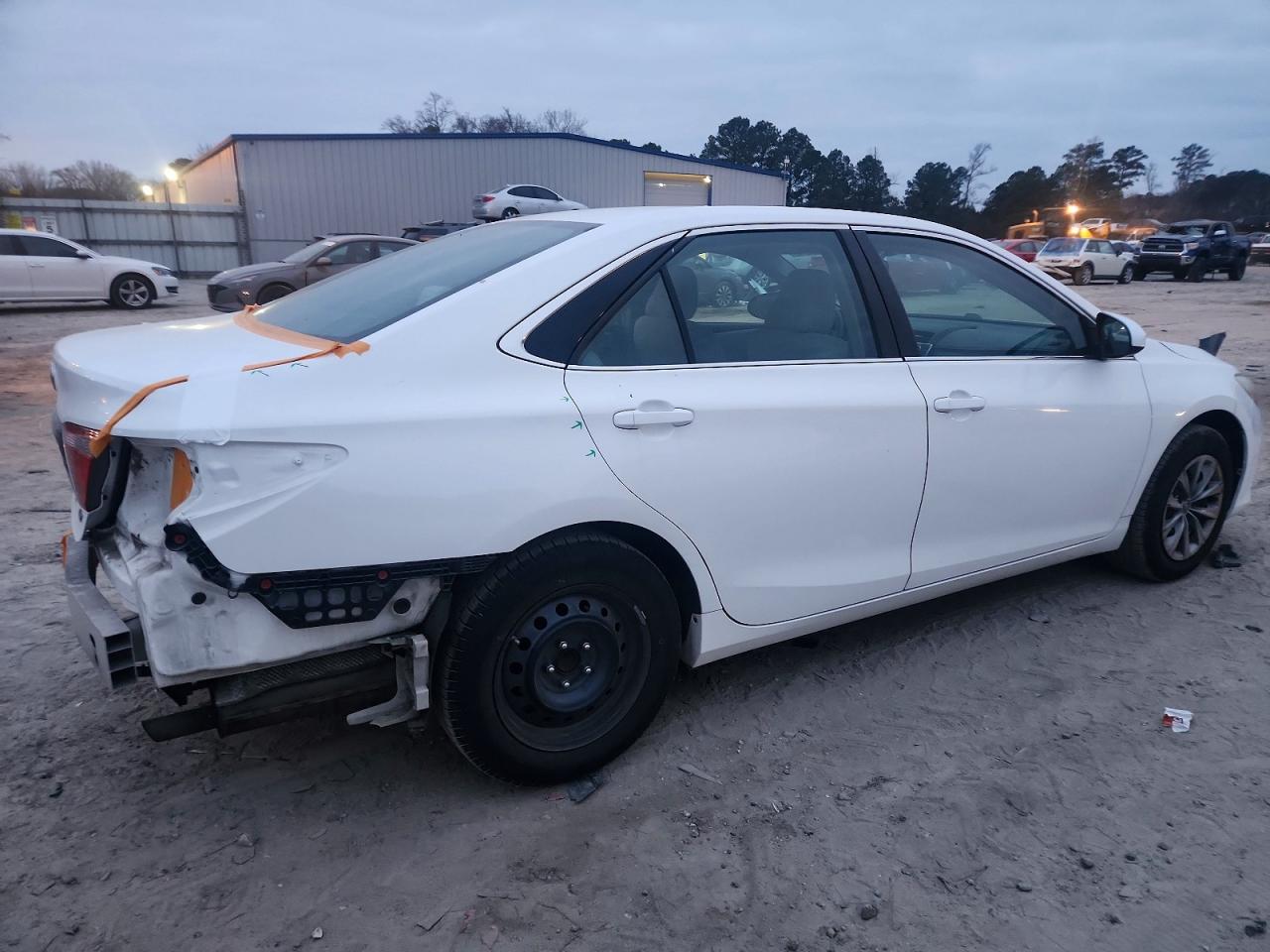 2016 TOYOTA CAMRY LE photo 5