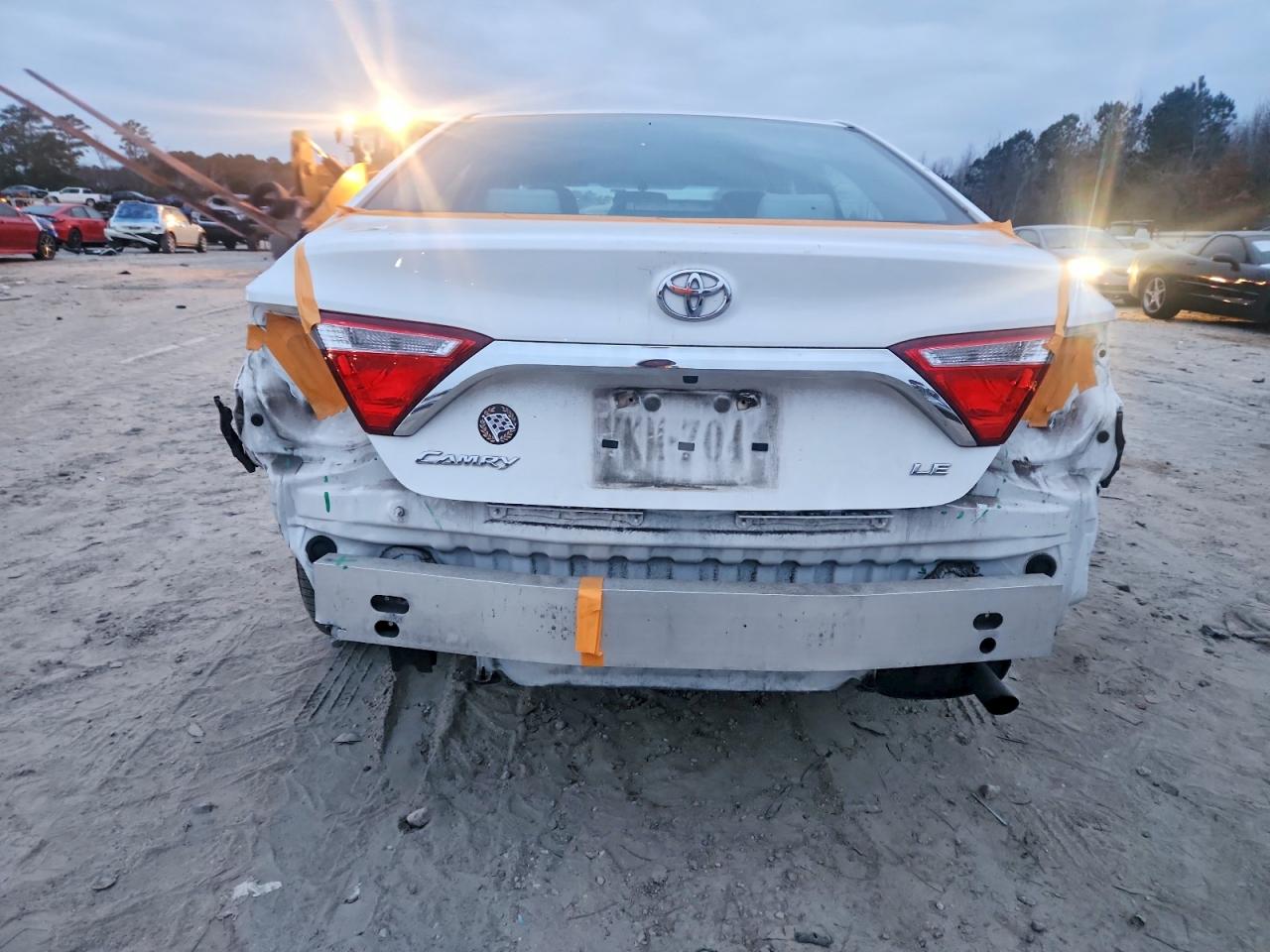 2016 TOYOTA CAMRY LE photo 11