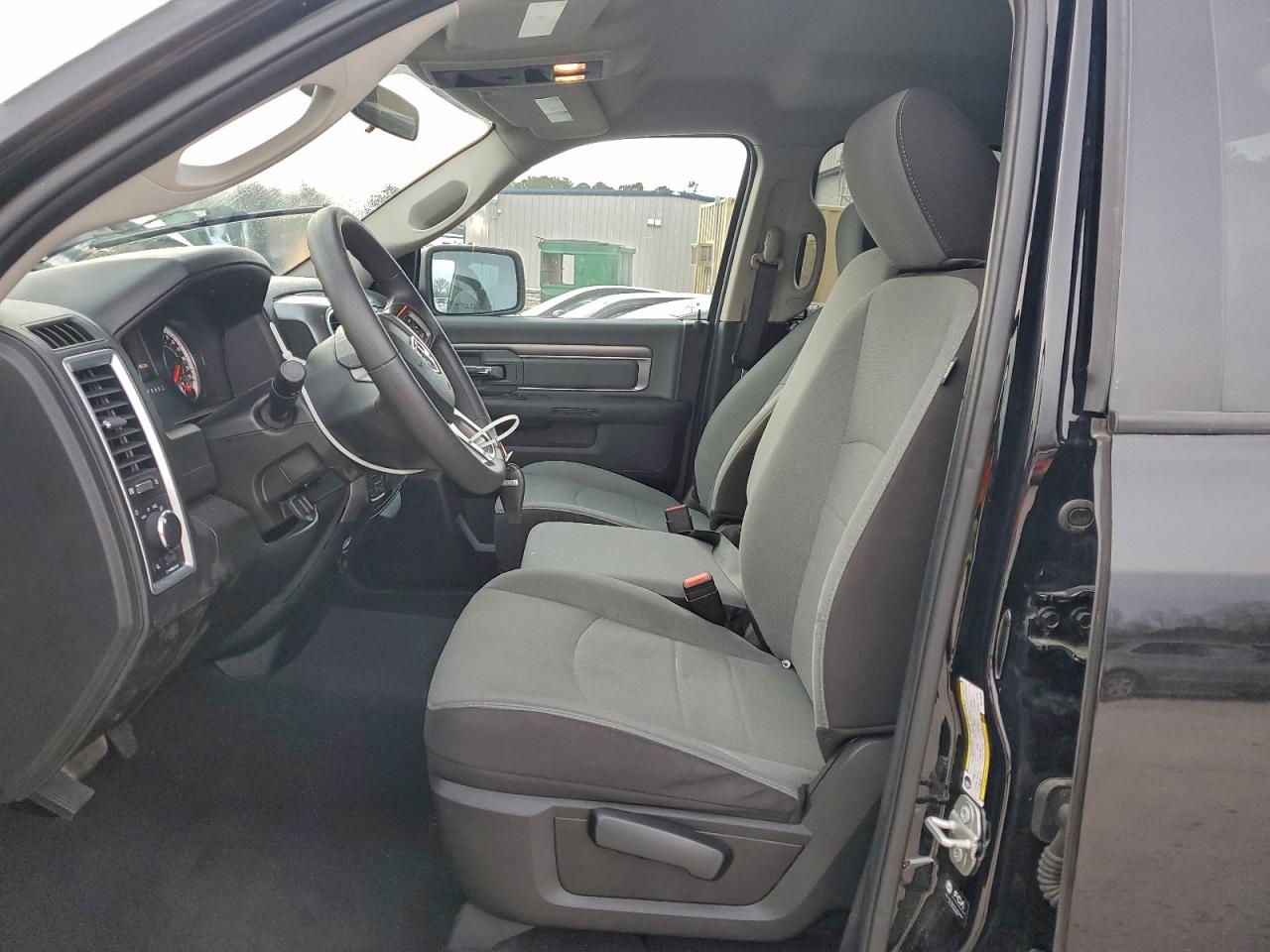 2024 RAM 1500 CLASSIC SLT photo 7