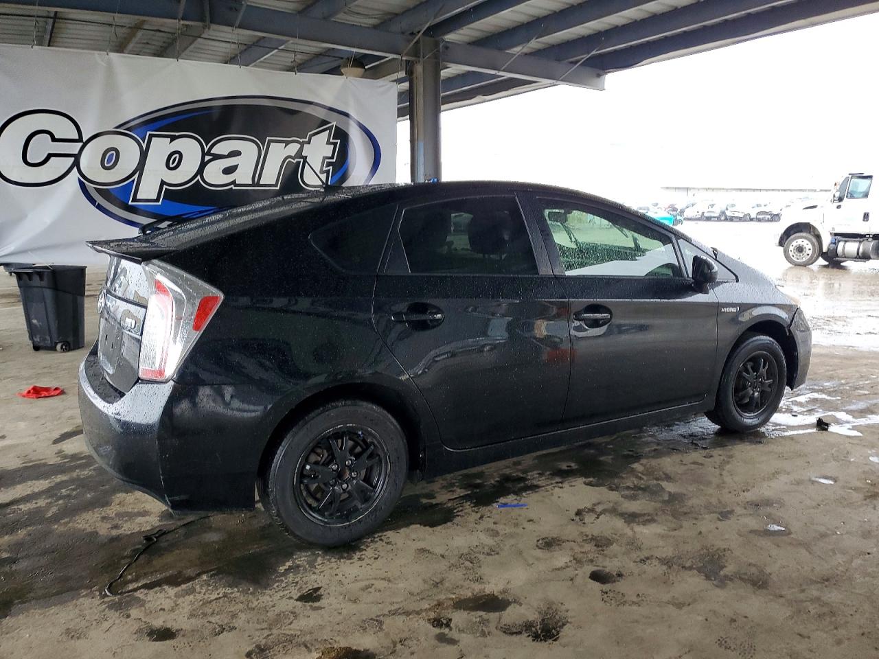 2015 TOYOTA PRIUS photo 3
