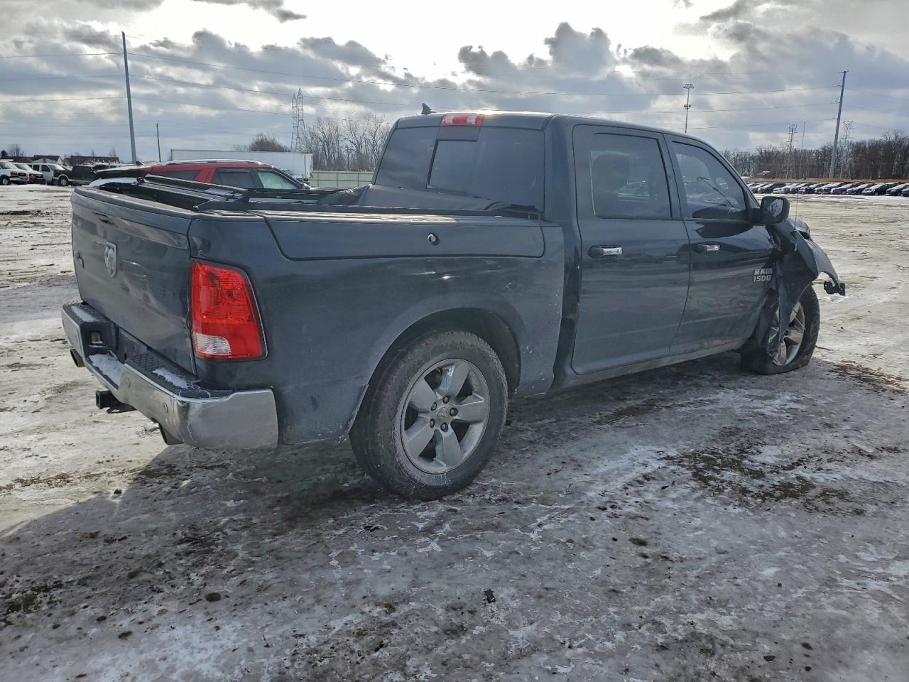 2015 RAM 1500 SLT photo 3