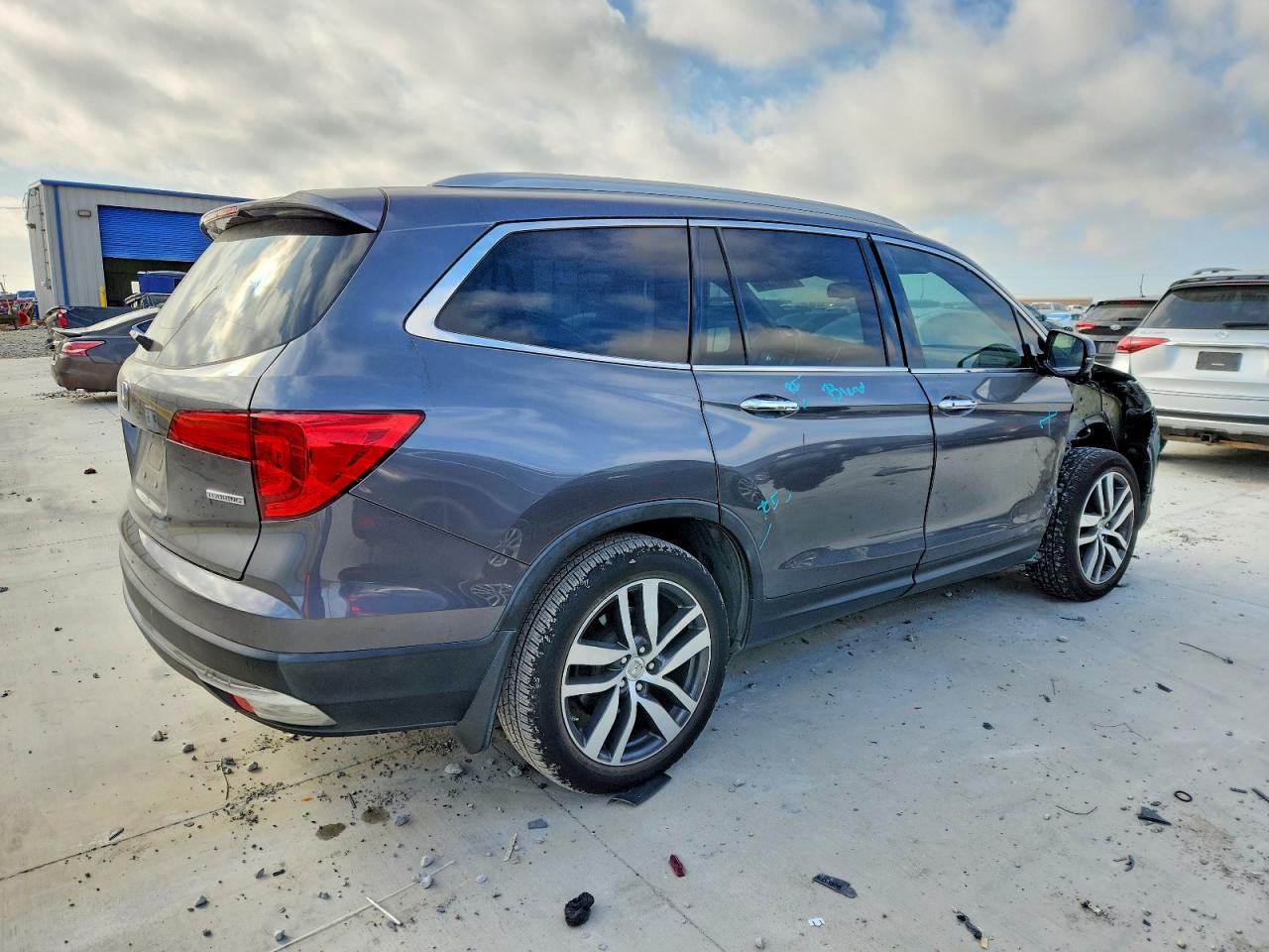 2016 HONDA PILOT TOURING photo 3